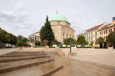 Tarihi şehir merkezi ve merkez meydanında eski tarihi binalar var. Beş Kilise Şehri 'nin ortasındaki Szechenyi Meydanı PC, Dl-Dunntl, Macaristan' ın tarihsel mirasını gösteriyor.