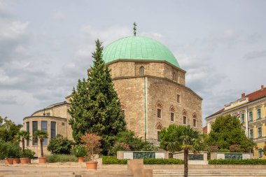 Tarihi şehir merkezi ve merkez meydanında eski tarihi binalar var. Beş Kilise Şehri 'nin ortasındaki Szechenyi Meydanı PC, Dl-Dunntl, Macaristan' ın tarihsel mirasını gösteriyor.