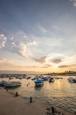 Sabahları küçük limanı olan bir sahil. Akdeniz 'de güzel bir gün doğumu. Vir, Zadar, Dalmaçya, Adriyatik Denizi, Hırvatistan 'ın Akdeniz kıyıları ve manzarası