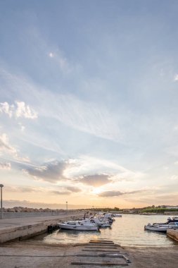 Sabahları küçük limanı olan bir sahil. Akdeniz 'de güzel bir gün doğumu. Vir, Zadar, Dalmaçya, Adriyatik Denizi, Hırvatistan 'ın Akdeniz kıyıları ve manzarası