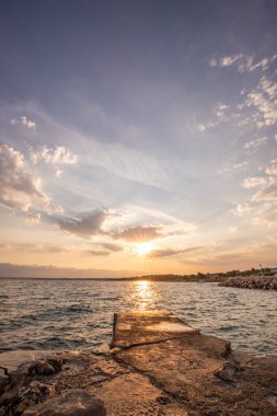 Sabah küçük bir iskelesi ya da iskelesi olan körfez. Akdeniz 'de güzel bir gün doğumu. Akdeniz kıyısı ve Plaa Loziceder plajı. Vir, Zadar, Dalmaçya, Adriyatik, Hırvatistan adası