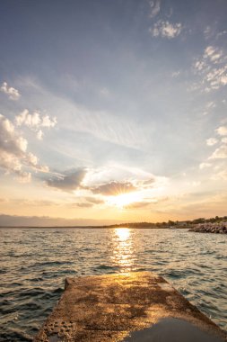 Sabah küçük bir iskelesi ya da iskelesi olan körfez. Akdeniz 'de güzel bir gün doğumu. Akdeniz kıyısı ve Plaa Loziceder plajı. Vir, Zadar, Dalmaçya, Adriyatik, Hırvatistan adası