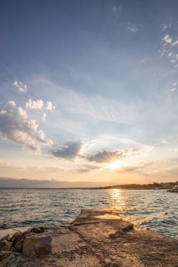 Sabah küçük bir iskelesi ya da iskelesi olan körfez. Akdeniz 'de güzel bir gün doğumu. Akdeniz kıyısı ve Plaa Loziceder plajı. Vir, Zadar, Dalmaçya, Adriyatik, Hırvatistan adası