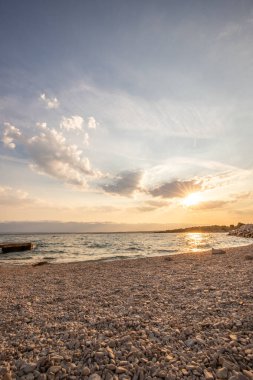 Sabah küçük bir iskelesi ya da iskelesi olan körfez. Akdeniz 'de güzel bir gün doğumu. Akdeniz kıyısı ve Plaa Loziceder plajı. Vir, Zadar, Dalmaçya, Adriyatik, Hırvatistan adası