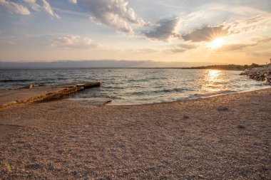 Sabah küçük bir iskelesi ya da iskelesi olan körfez. Akdeniz 'de güzel bir gün doğumu. Akdeniz kıyısı ve Plaa Loziceder plajı. Vir, Zadar, Dalmaçya, Adriyatik, Hırvatistan adası