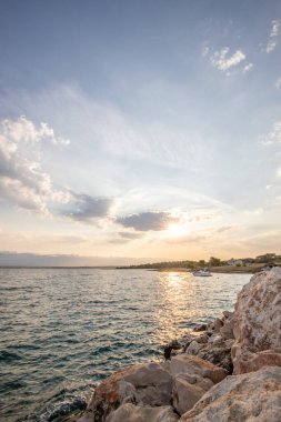 Sabah küçük bir iskelesi ya da iskelesi olan körfez. Akdeniz 'de güzel bir gün doğumu. Akdeniz kıyısı ve Plaa Loziceder plajı. Vir, Zadar, Dalmaçya, Adriyatik, Hırvatistan adası