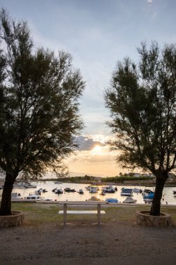 Sabahları küçük limanı olan bir sahil. Akdeniz 'de güzel bir gün doğumu. Vir, Zadar, Dalmaçya, Adriyatik Denizi, Hırvatistan 'ın Akdeniz kıyıları ve manzarası