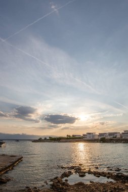 Sabah küçük bir iskelesi ya da iskelesi olan körfez. Akdeniz 'de güzel bir gün doğumu. Akdeniz kıyısı ve Plaa Loziceder plajı. Vir, Zadar, Dalmaçya, Adriyatik, Hırvatistan adası