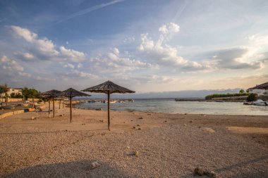 Sabah küçük bir iskelesi ya da iskelesi olan körfez. Akdeniz 'de güzel bir gün doğumu. Akdeniz kıyısı ve Plaa Loziceder plajı. Vir, Zadar, Dalmaçya, Adriyatik, Hırvatistan adası