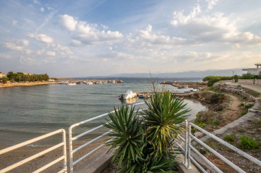 Sabah küçük bir iskelesi ya da iskelesi olan körfez. Akdeniz 'de güzel bir gün doğumu. Akdeniz kıyısı ve Plaa Loziceder plajı. Vir, Zadar, Dalmaçya, Adriyatik, Hırvatistan adası