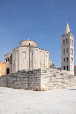 Bizans döneminden kalma Roma Katolik Kilisesi Akdeniz 'deki eski bir kasabanın tarihi merkezinde. Beyaz taştan yapılmış eski yuvarlak kilise, Zadar, Dalmaçya, Hırvatistan Donatus