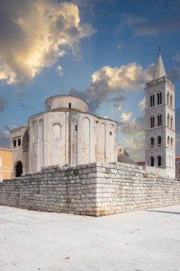 Bizans döneminden kalma Roma Katolik Kilisesi Akdeniz 'deki eski bir kasabanın tarihi merkezinde. Beyaz taştan yapılmış eski yuvarlak kilise, Zadar, Dalmaçya, Hırvatistan Donatus