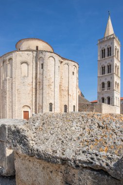 Bizans döneminden kalma Roma Katolik Kilisesi Akdeniz 'deki eski bir kasabanın tarihi merkezinde. Beyaz taştan yapılmış eski yuvarlak kilise, Zadar, Dalmaçya, Hırvatistan Donatus