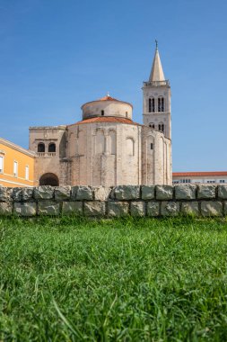 Bizans döneminden kalma Roma Katolik Kilisesi Akdeniz 'deki eski bir kasabanın tarihi merkezinde. Beyaz taştan yapılmış eski yuvarlak kilise, Zadar, Dalmaçya, Hırvatistan Donatus