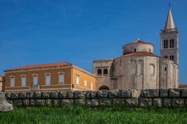 Bizans döneminden kalma Roma Katolik Kilisesi Akdeniz 'deki eski bir kasabanın tarihi merkezinde. Beyaz taştan yapılmış eski yuvarlak kilise, Zadar, Dalmaçya, Hırvatistan Donatus