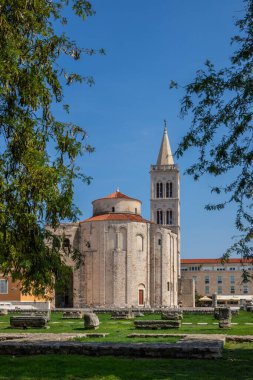 Bizans döneminden kalma Roma Katolik Kilisesi Akdeniz 'deki eski bir kasabanın tarihi merkezinde. Beyaz taştan yapılmış eski yuvarlak kilise, Zadar, Dalmaçya, Hırvatistan Donatus