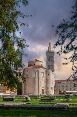 Bizans döneminden kalma Roma Katolik Kilisesi Akdeniz 'deki eski bir kasabanın tarihi merkezinde. Beyaz taştan yapılmış eski yuvarlak kilise, Zadar, Dalmaçya, Hırvatistan Donatus