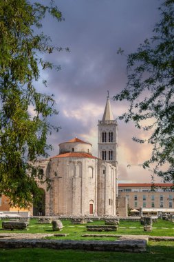 Bizans döneminden kalma Roma Katolik Kilisesi Akdeniz 'deki eski bir kasabanın tarihi merkezinde. Beyaz taştan yapılmış eski yuvarlak kilise, Zadar, Dalmaçya, Hırvatistan Donatus