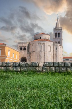 Bizans döneminden kalma Roma Katolik Kilisesi Akdeniz 'deki eski bir kasabanın tarihi merkezinde. Beyaz taştan yapılmış eski yuvarlak kilise, Zadar, Dalmaçya, Hırvatistan Donatus