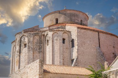 Bizans döneminden kalma Roma Katolik Kilisesi Akdeniz 'deki eski bir kasabanın tarihi merkezinde. Beyaz taştan yapılmış eski yuvarlak kilise, Zadar, Dalmaçya, Hırvatistan Donatus