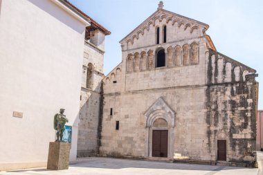 Akdeniz 'deki tarihi Akdeniz kasabasının sokakları, sokakları ve binaları. Adriyatik Denizi, Zadar, Dalmaçya ve Hırvatistan 'da limanı olan kıyı kasabasında güneşli bir gün