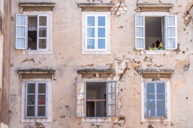 Balkan Savaşı 'ndan kalma kurşun deliklerini gösteren eski bir binanın penceresi. Adriyatik Denizi, Dalmaçya, Hırvatistan 'ın tarihi Zadar kentinde pencere önü veya ev cephesi