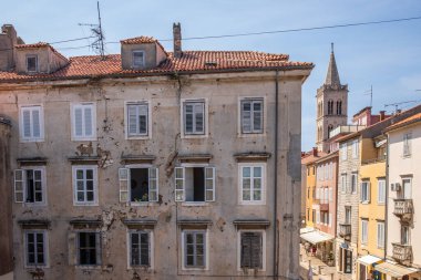 Balkan Savaşı 'ndan kalma kurşun deliklerini gösteren eski bir binanın penceresi. Adriyatik Denizi, Dalmaçya, Hırvatistan 'ın tarihi Zadar kentinde pencere önü veya ev cephesi