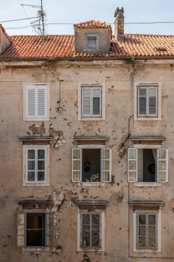 Balkan Savaşı 'ndan kalma kurşun deliklerini gösteren eski bir binanın penceresi. Adriyatik Denizi, Dalmaçya, Hırvatistan 'ın tarihi Zadar kentinde pencere önü veya ev cephesi