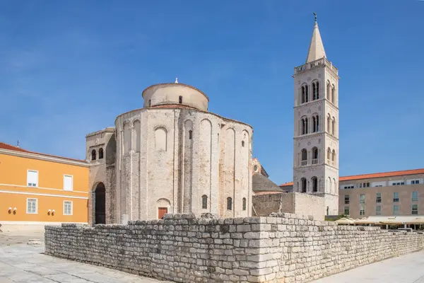 Bizans döneminden kalma Roma Katolik Kilisesi Akdeniz 'deki eski bir kasabanın tarihi merkezinde. Beyaz taştan yapılmış eski yuvarlak kilise, Zadar, Dalmaçya, Hırvatistan Donatus