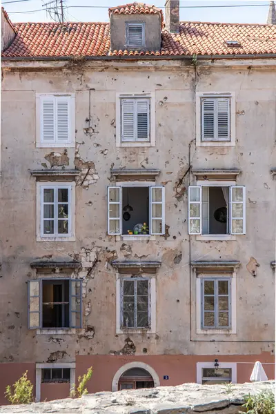 stock image Window of an old building showing bullet holes from the Balkan War. Window front or house front in the historic old town of Zadar, Adriatic Sea, Dalmatia, Croatia