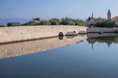 Küçük bir Akdeniz kasabasının Skyline 'ı, tarihi şehir merkezi. Körfez veya lagün adalarında devasa şehir duvarları var. Nin, Zadar, Dalmaçya, Hırvatistan ve Adriyatik 'te sabah havası