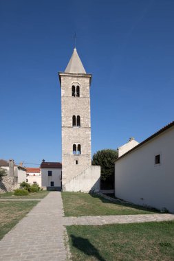 Bir Akdeniz kasabasının tarihi şehir merkezi. Evler, harabeler ve kiliseler uzun bir tarihe tanıklık ediyor. Nin, Zadar, Dalmaçya, Hırvatistan ve Adriyatik 'te sabah havası