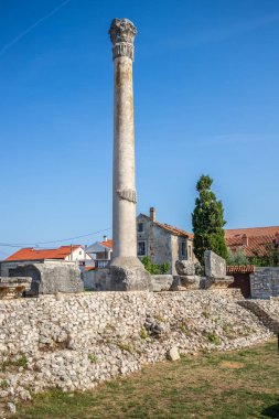 Bir Akdeniz kasabasının tarihi şehir merkezi. Evler, harabeler ve kiliseler uzun bir tarihe tanıklık ediyor. Nin, Zadar, Dalmaçya, Hırvatistan ve Adriyatik 'te sabah havası