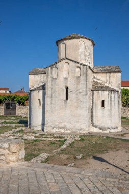 Kartokolik kilise Crkva svetoga Kria. Tarihi duvarları ve bu küçük kilise veya şapeli olan küçük bir park. Nin, Zadar, Dalmaçya, Hırvatistan ve Adriyatik 'te sabah havası