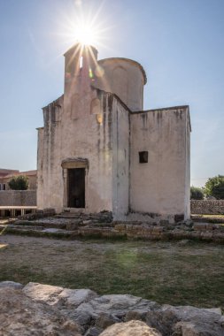 Kartokolik kilise Crkva svetoga Kria. Tarihi duvarları ve bu küçük kilise veya şapeli olan küçük bir park. Nin, Zadar, Dalmaçya, Hırvatistan ve Adriyatik 'te sabah havası