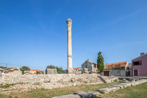 Bir Akdeniz kasabasının tarihi şehir merkezi. Evler, harabeler ve kiliseler uzun bir tarihe tanıklık ediyor. Nin, Zadar, Dalmaçya, Hırvatistan ve Adriyatik 'te sabah havası