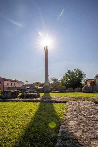 Bir Akdeniz kasabasının tarihi şehir merkezi. Evler, harabeler ve kiliseler uzun bir tarihe tanıklık ediyor. Nin, Zadar, Dalmaçya, Hırvatistan ve Adriyatik 'te sabah havası