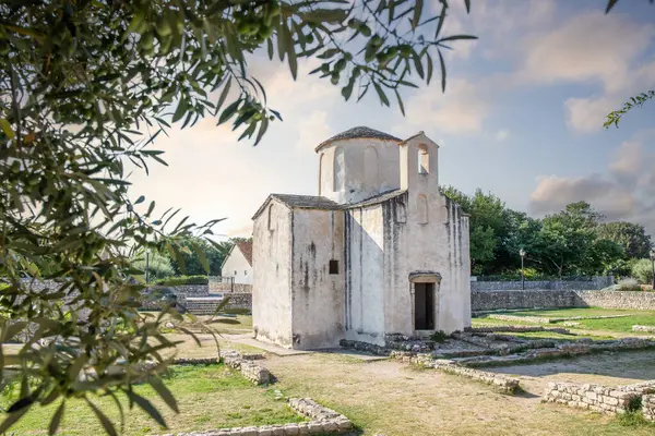 Kartokolik kilise Crkva svetoga Kria. Tarihi duvarları ve bu küçük kilise veya şapeli olan küçük bir park. Nin, Zadar, Dalmaçya, Hırvatistan ve Adriyatik 'te sabah havası