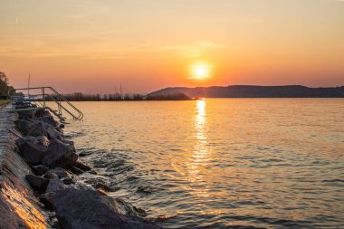 Yazın bir gölün kıyısında gün batımı. Horiont 'u geniş görüşlü, renkli bir gökyüzü. Balaton, Balaton Gölü, Sifok, Macaristan 'da doğa manzarası