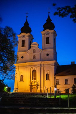 Kiche 'de bir dağda gün doğumu. Alacakaranlık ve aydınlık büyük bir kilise. Tihany, Balaton, Balaton Gölü, Sifok, Macaristan