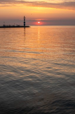 Yazın sahilde gün doğumu ve bir gölün limanı. Horiont 'u geniş görüşlü, renkli bir gökyüzü. Doğa manzarası Tihany marinası, Balaton, Balaton Gölü, Sifok, Macaristan