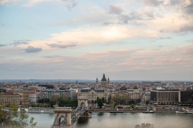 Gün doğumunda ya da batımında inanılmaz bir şehir manzarası. Tuna Nehri üzerinde tarihi binaları olan geniş şehir manzarası. Macaristan 'ın Budapeşte şehrinde, Buda' nın dağlık kesiminden alındı.