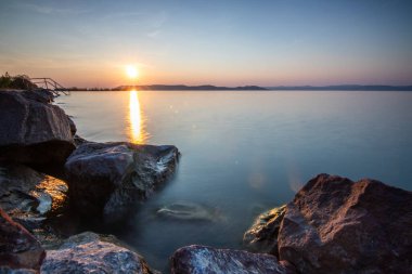 Yazın sahilde gün doğumu ve bir gölün limanı. Horiont 'u geniş görüşlü, renkli bir gökyüzü. Doğa manzarası Balatonfred Vitorlskikt, Balaton, Balaton Gölü, Sifok, Macaristan