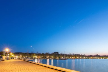 Yazın sahilde gün doğumu ve bir gölün limanı. Horiont 'u geniş görüşlü, renkli bir gökyüzü. Doğa manzarası Balatonfred Vitorlskikt, Balaton, Balaton Gölü, Sifok, Macaristan