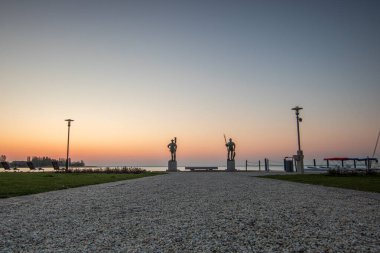 Yazın sahilde gün doğumu ve bir gölün limanı. Horiont 'u geniş görüşlü, renkli bir gökyüzü. Doğa manzarası Balatonfred Vitorlskikt, Balaton, Balaton Gölü, Sifok, Macaristan