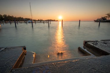 Yazın sahilde gün doğumu ve bir gölün limanı. Horiont 'u geniş görüşlü, renkli bir gökyüzü. Doğa manzarası Balatonfred Vitorlskikt, Balaton, Balaton Gölü, Sifok, Macaristan