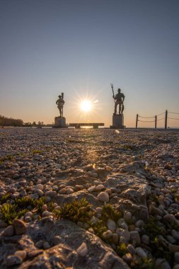 Yazın sahilde gün doğumu ve bir gölün limanı. Horiont 'u geniş görüşlü, renkli bir gökyüzü. Doğa manzarası Balatonfred Vitorlskikt, Balaton, Balaton Gölü, Sifok, Macaristan