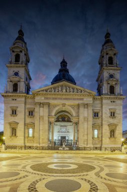 Eski kilise, Doğu Avrupa 'da tarihi bir kasabada katedral. Macaristan 'ın Budapeşte kentindeki Aziz Stephen Bazilikası' nın önündeki şehir meydanında gün doğumu