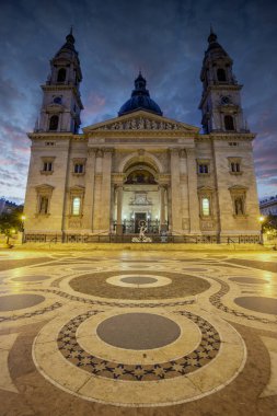 Eski kilise, Doğu Avrupa 'da tarihi bir kasabada katedral. Macaristan 'ın Budapeşte kentindeki Aziz Stephen Bazilikası' nın önündeki şehir meydanında gün doğumu