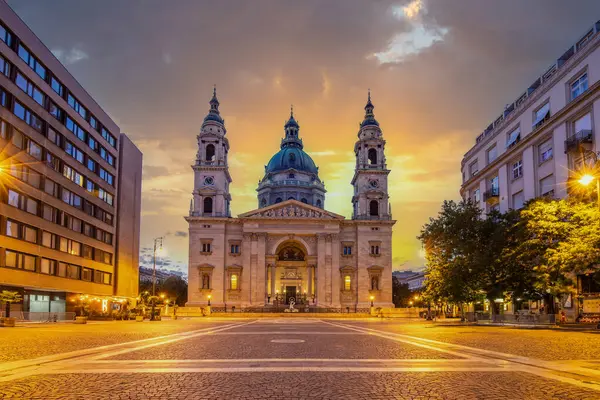 Eski kilise, Doğu Avrupa 'da tarihi bir kasabada katedral. Macaristan 'ın Budapeşte kentindeki Aziz Stephen Bazilikası' nın önündeki şehir meydanında gün doğumu